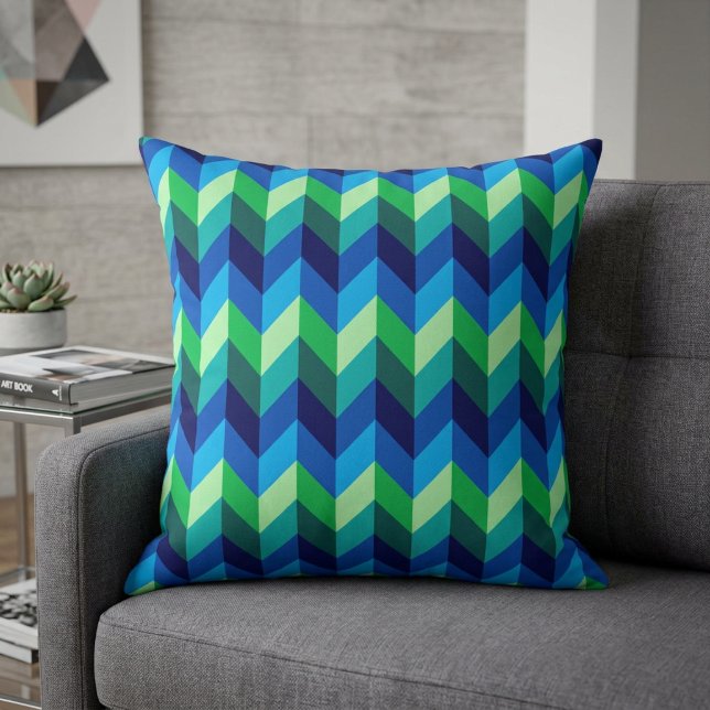 Blå Grön Ombre Chevrons Stor Kastkudde Kudde (Blue Green Ombre Chevrons Big Throw Pillow on a sofa in a modern style living room.)