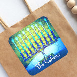 Blå Grönt Hanukkah Menorah Lägg till ditt namnskri Fyrkantigt Klistermärke<br><div class="desc">Ett närliggande foto av ett ljust, färgstarkt, blått artsy-menyfoto hjälper dig att sätta dig in i helgdag av Hanukkah. Känn julhelgens värme och glädje när du användor det här bedövande, färgstarka Hanukkah-dekalet. Matchningskort, frimärke, tote bags, serveringsbrickor och andra produkter finns i min "hanukahworks"-lagersamling. Använda det här för någon speciell! Skriv...</div>