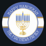 Blå | Guld Menorah Lycklig Hanukkah Classic Round Runt Klistermärke<br><div class="desc">Menorah med blått ljus och gula stjärnor av David "Lycklig Hanukkah",  originalutformning av Helgdag Hearts Design (alla höger reserverade),  med tonen guld och silver.</div>