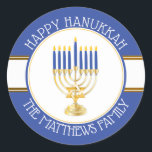Blå | Guld Menorah Lycklig Hanukkah Classic Round Runt Klistermärke<br><div class="desc">Menorah med blått ljus och gula stjärnor av David "Lycklig Hanukkah",  originalutformning av Helgdag Hearts Design (alla höger reserverade),  med tonen guld och silver.</div>