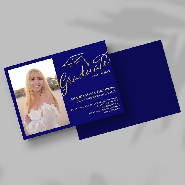 Blå Guld Skript Foto Examen Fest Inbjudan (Navy blue and gold script graduation photo invitation with cap illustration and elegant typography.)