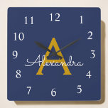 Blå Guld-skript, Monogram Girly Namn Fyrkantig Klocka<br><div class="desc">Guld och Navy Blue Script Monogram Namn Clock. Det gör perfekten söt 16-årsjubileum,  bröllop,  möhippa,  årsdag,  babydusch eller bachelorette-fest för någon som glam lyxen och chic stilar i kärlek.</div>