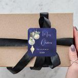 Blå guld, vit buske jul fyrkantigt klistermärke<br><div class="desc">För en julomslutning av party favors eller gåva. En vit,  ojämn färgad bakgrund. Dekorerad med vita och guld baublar och lite grej och en gräs-kon. Anpassa och lägg till ditt namn,  år. Text: God jul</div>