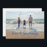 Blå hav och Hälsning Beach-jul Julkort<br><div class="desc">Ett smart tag på det traditionella helgdag-kortet innehåller ditt favoritbadfoto med Seas & Hälsning i ett modernt tropiskt blått skript. Anpassa med din familj namn och året.</div>