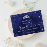 Blå havsblåspark från Quinceanera glitter Spara Datumet<br><div class="desc">Ett giftigt och trendig Spara datumkortet för en Quinceañera,  15:e födelsedagsfesten. En marin blå,  ojämn färgad bakgrund. Dekorerad med faux glitter sparkles och en tiara,  krona. Texten: Spara datumet skrivs med ett stort trendig-handskript i stil.</div>
