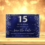 Blå havsblåspark från Quinceanera silver Spara Datumet<br><div class="desc">Ett trendig Spara datum för en Quinceañera,  15:e födelsedagsfesten. En marin blå bakgrund som dekoreras med faux silver glitter,  gnistor. Den blå färg är ojämn. Anpassa och lägg till datum och namn/ålder. Texten: Spara datumet skrivs med ett stort trendig-handskript i stil. Nummer 15 med ett silver-stil-teckensnitt.</div>
