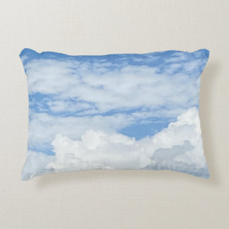 BLÅ HIMMEL CLOUDS PHOTO ACCENT PILLOW PRYDNADSKUDDE