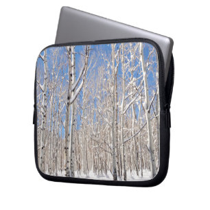 Blå himmel imponeras aspen i snö fotograferar laptop sleeve