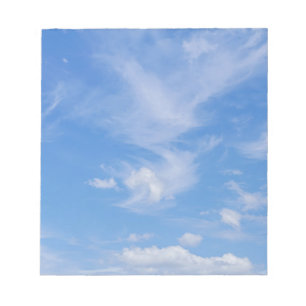 Blå himmel med avfallsmoln anteckningsblock