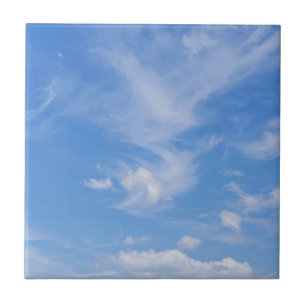 Blå himmel med avfallsmoln kakelplatta