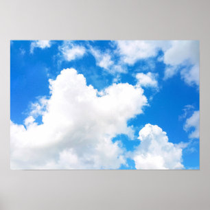 Blå himmel med fåtalmolnfotoet poster