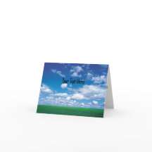 Blå himmel med fluffiga moln och grönt gräs kort