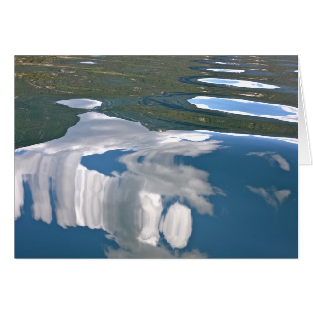 Blå himmel med moln sjöreflexioner förbigår kortet hälsningskort (Framsidan Horizontal)