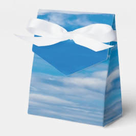 Blå himmel med molnbrott presentaskar