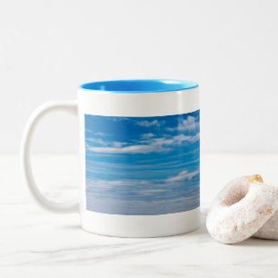 Blå himmel med molnbrott Två-Tonad mugg