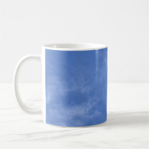 blå himmel med små moln kaffemugg