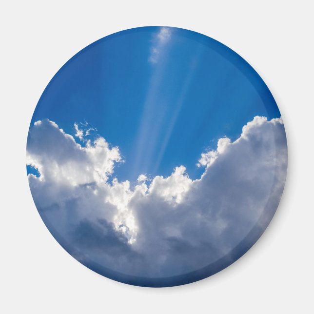 Blå himmel med vita moln och solljus. magnet (Framsidan)