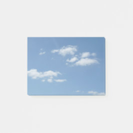 Blå himmel med vitmoln postar det noterar post-it block