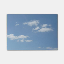 Blå himmel med vitmoln postar det noterar post-it block