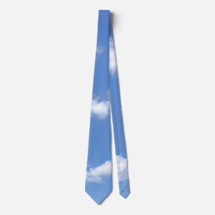blå himmel och fluffmoln slips