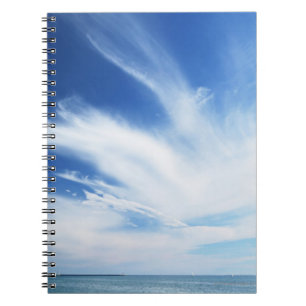 Blå himmel och moln anteckningsbok med spiral