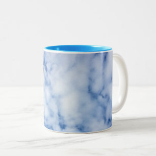 blå himmel och moln Två-Tonad mugg