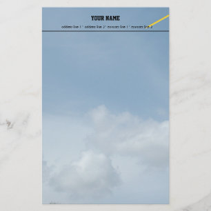 Blå himmel och vita moln. brevpapper