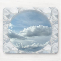 Blå himmel och vita moln i ram