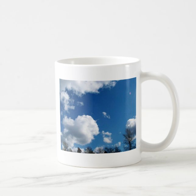 blå himmel och vita moln kaffemugg (Höger)