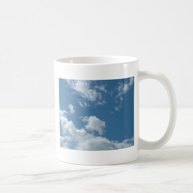blå himmel och vita moln kaffemugg (Höger)