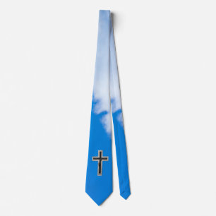 Blå himmel och vita moln och crucifixar slips