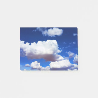 Blå himmel och vita moln post-it block