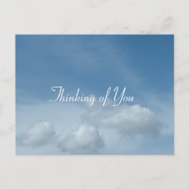 Blå himmel och vita moln som tänker på dig vykort