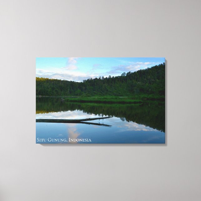 Blå himmel sjö skog reflektion Indonesien scen Canvastryck (Framsida)