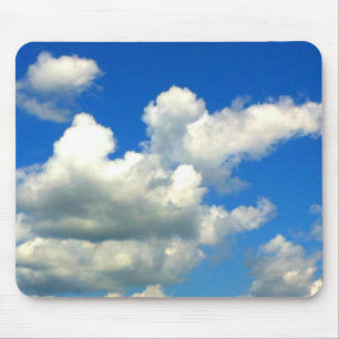 Blå himmel vita fluffmoln musmatta