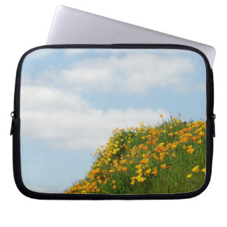 Blå himmel vita moln Bärbar datorslida vallmo Laptop Sleeve