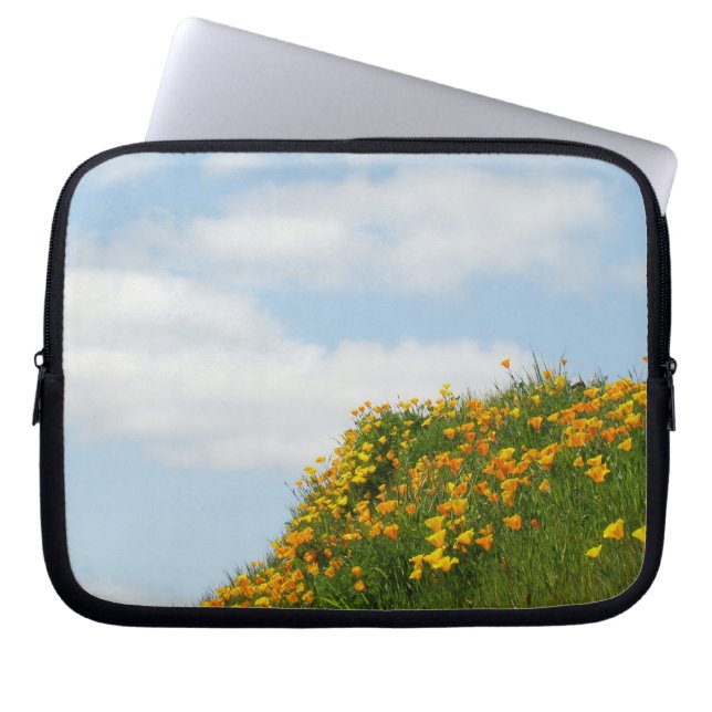 Blå himmel vita moln Bärbar datorslida vallmo Laptop Sleeve (Framsidan)