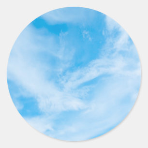 Blå himmel vita moln tom mall elegant runt klistermärke
