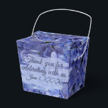 Blå Hortensia Blommig Takeout Presentaskar<br><div class="desc">Följ med och ge din fest en blomsterrik elegans med denna presentask i papper med blå hortensia. Med livliga indigo- och koboltfärgade blommor i ett konstnärligt mönster över hela asken är den perfekt för bröllop, möhippor, trädgårdsfester och kustinspirerade evenemang. Perfekt för presenter, godis eller små souvenirer - en charmig detalj...</div>