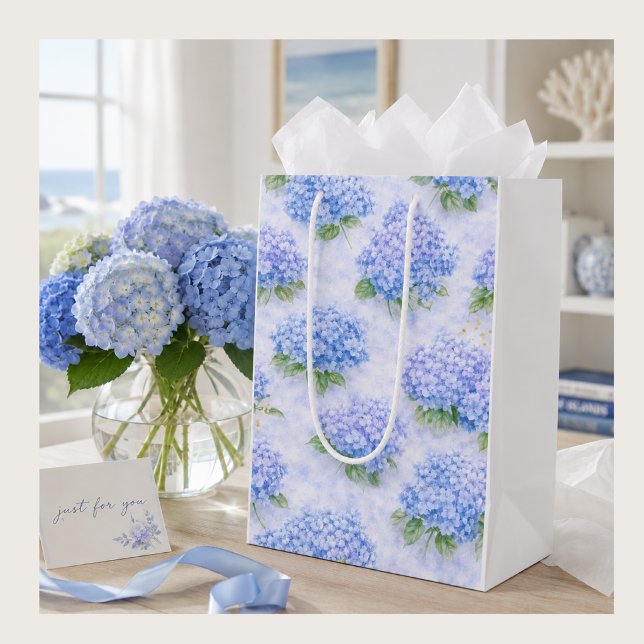 Blå Hydrangea Blommig Mellanstor Presentpåse (Blue hydrangea gift bag with white sides, perfect for birthdays, thank you gifts and garden lovers.)