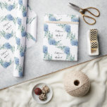 Blå Hydrangea Blommig Personlig Bröllops-  Presentpapper<br><div class="desc">Blå hortensior på en vit bakgrund vacker brudtavla eller bröllop personlig presentförpackning. Ett perfekt sätt att förpacka alla dina brudtavlor gåvor eller bröllopsgåvor till bruden eller brudgummen.  Perfekt för alla säsonger bröllop,   De akvarell hortensior är bara vackra.  Klassisk & chic.</div>