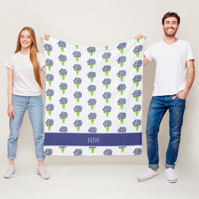 Blå Hydrangea Grön Vas Kust Monogram Fleecefilt (På plats)