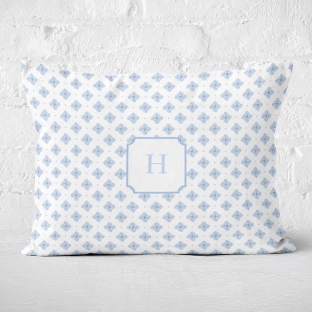 Blå Hydrangea Kronblad Monogram   Prydnadskudde (Hydrangea Petal Blue Monogram Lumbar Pillow)