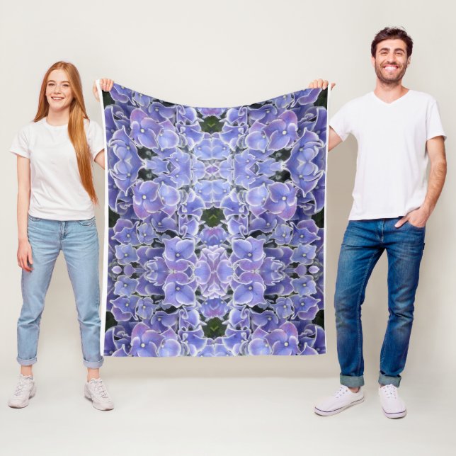 Blå Hydrangea med vit Gräns Fleece Blanket (På plats)
