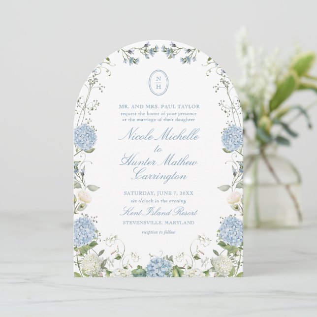 Blå Hydrangea Monogram Bröllopsbåge Inbjudan (Stående Fram)