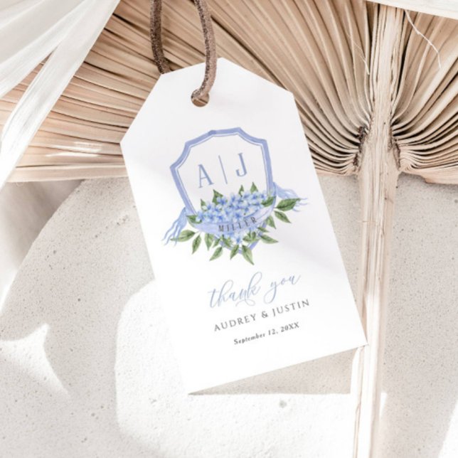 Blå Hydrangea Monogram Krönings Anpassad Bröllop Presentetikett (Skapare uppladdad)