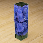Blå Hydrangea Monogrammed-bröllopsfavoriter Vinlåda<br><div class="desc">Söt nära Blå Hydrangea-blomman med grönt lövs kommer att se vacker ut på din Bröllopreception Vin Box för att hålla dina vin- eller champagnefavörer (eller för något annat evenemang). Anpassa med Bride & Grooms första Initialer och Bröllop-datum (i ställe i min exempeltext). Mitt originalfoto. Copyright © TamiraZDesigns. Alla höger reserverade.Se...</div>