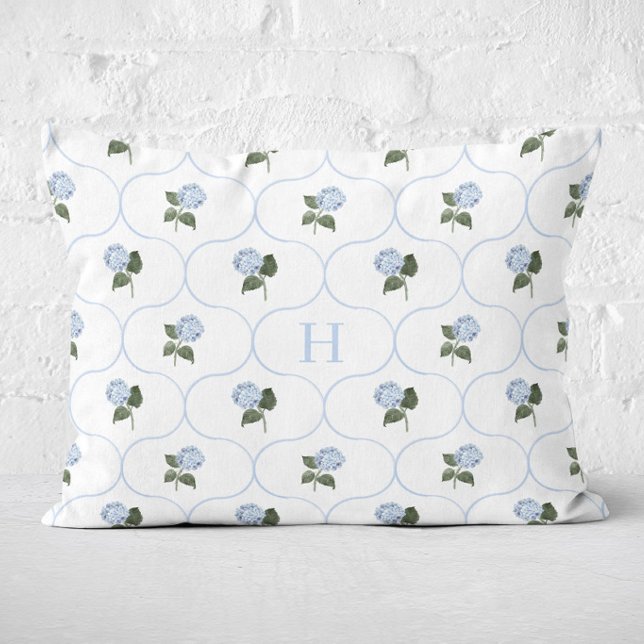 Blå Hydrangea Trädgårdsställning Monogram   Prydnadskudde (Hydrangea Blue Trellis Monogram Lumbar Pillow)