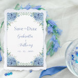 Blå Hydrangeas Watercolor Blommigt Script Spara Datumet<br><div class="desc">Söt blåa vattenfärgsvätskor som använder mjuka vattenfärger är perfekt för påminnelsen "Spara datum" i bröllop i vår och sommartid i bröllop. Koordinerar blått skript och typografi. Anpassa efter behov. Om du vill anpassa klickar du på länken "anpassa ytterligare" och användor verktyg för designen så att ändringarna görs. Många olika pappra...</div>