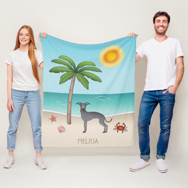 Blå italiensk mops på tropisk sommarstrand fleecefilt (På plats)